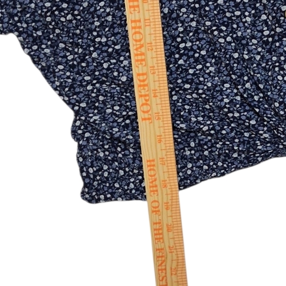 SO Brand Sz. XL Cropped Blue Floral Short Sleeve V-neck Pullover Blouse. - Picture 6 of 8